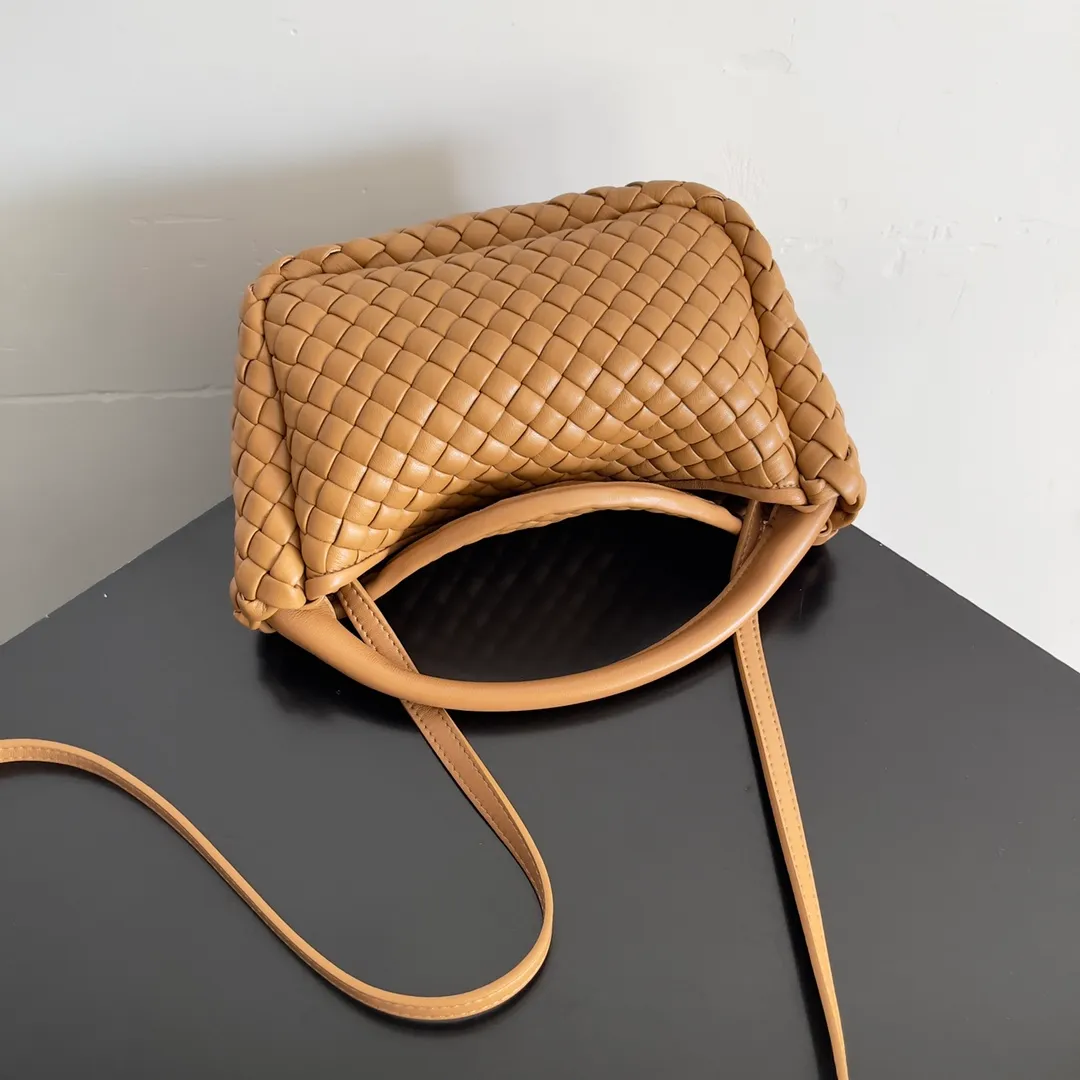 Batch 1760 BOTTEGA VENETA's new mini COBBLE bag. This season's mini Cobble series brings a new style of handbag. The body of the bag resembles the shape of a "Yuanbao", giving you good luck throughout autumn and winter! This Yuanbao bag is made of three pieces of quilted cotton and has an unlined body, showing its quiet power. The bag is carefully designed to create a three-dimensional look. The joints and edges are decorated with lambskin strips to create a sense of simplicity. The handbag is not lined, so you can directly appreciate the consistent lambskin on the outside and inside. It is beautiful both inside and outside. The top handle of this handbag is made of leather-wrapped rope and is quite sturdy. The detachable shoulder strap is secured by a leather buckle inside the bag. Can be carried by hand, carried on the shoulder or cross-body, very easy to match! Style number: 805739 Size: 23*11*8cm
